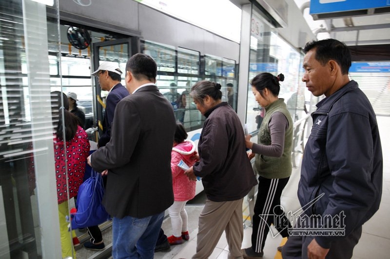 CSGT tất tả phân làn cho buýt nhanh ngày cuối năm