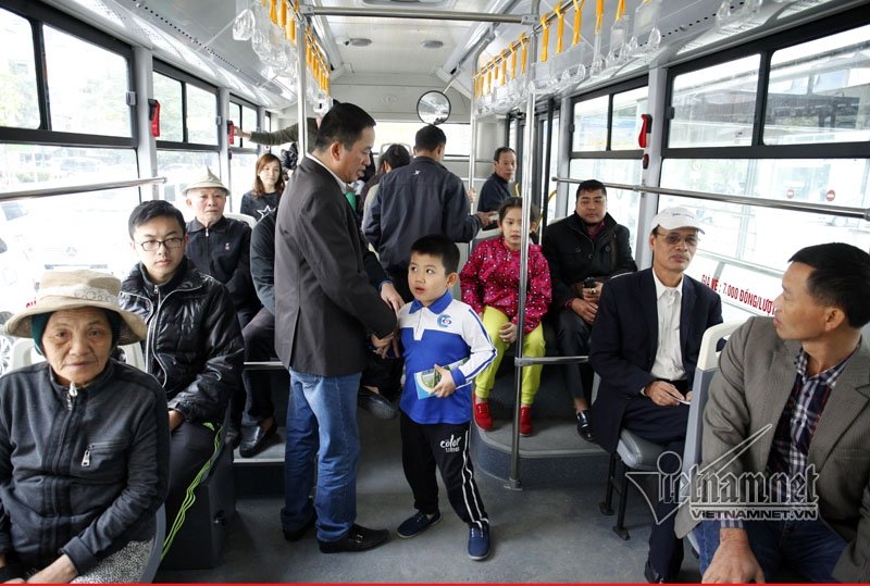 CSGT tất tả phân làn cho buýt nhanh ngày cuối năm