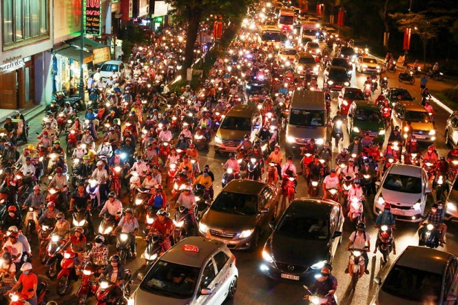 Cửa ngõ sân bay Tân Sơn Nhất kẹt cứng ngày cận Tết 