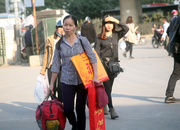Người dân được đi xe buýt miễn phí từ bến Mỹ Đình sang các bến xe khác để về quê - Ảnh 4.