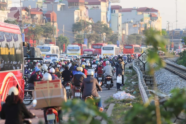 Người dân được đi xe buýt miễn phí từ bến Mỹ Đình sang các bến xe khác để về quê - Ảnh 19.