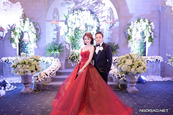 [Caption]Trong hôn lễ diễn ra ngày 12/3 tại TP HCM, nữ diễn viên xinh đẹo Đinh Ngọc Diệp thay tới 3 bộ váy cầu kỳ của nhà thiết kế Anh Thư. Trong đó, nổi bật nhất là chiếc váy cưới phần tùng váy xoè rộng theo phom váy cưới châu Âu cổ điển nặng gần 20 kg.