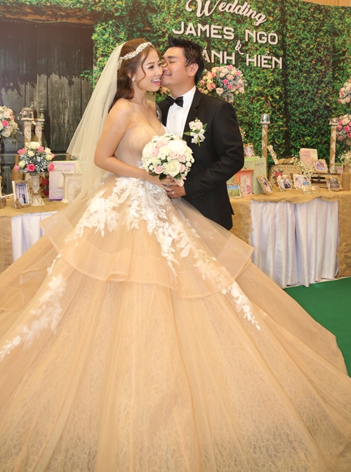 Tối 6/11, Khánh Hiền diện váy cưới màu nude tùng xòe rộng cổ điển của nhà thiết kế Phạm Đặng Anh Thư sánh đôi chồng trong tiệc cưới