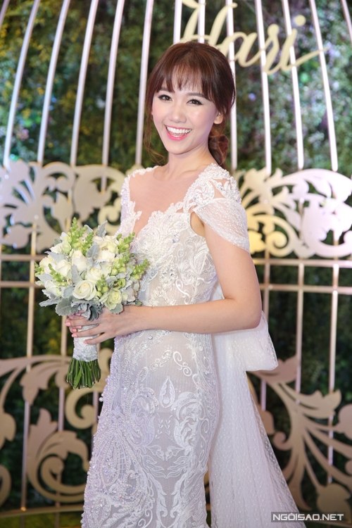 Khi đón khách, Bộ váy đuôi cá của cô được lên ý tưởng và thực hiện trong vòng 1 tháng với chất liệu ngoại nhập, các họa tiết đính kết thủ công.