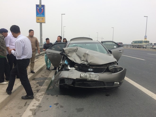 Xe hop dam lien hoan tren cau Nhat Tan, 6 nguoi bi thuong hinh anh 2