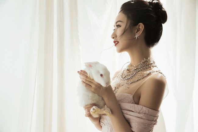 Á hậu Hà Thu ma mị, quyến rũ hút mắt nhìn chào năm mới - Ảnh 2.