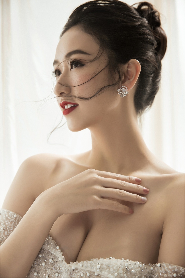 Á hậu Hà Thu ma mị, quyến rũ hút mắt nhìn chào năm mới - Ảnh 6.