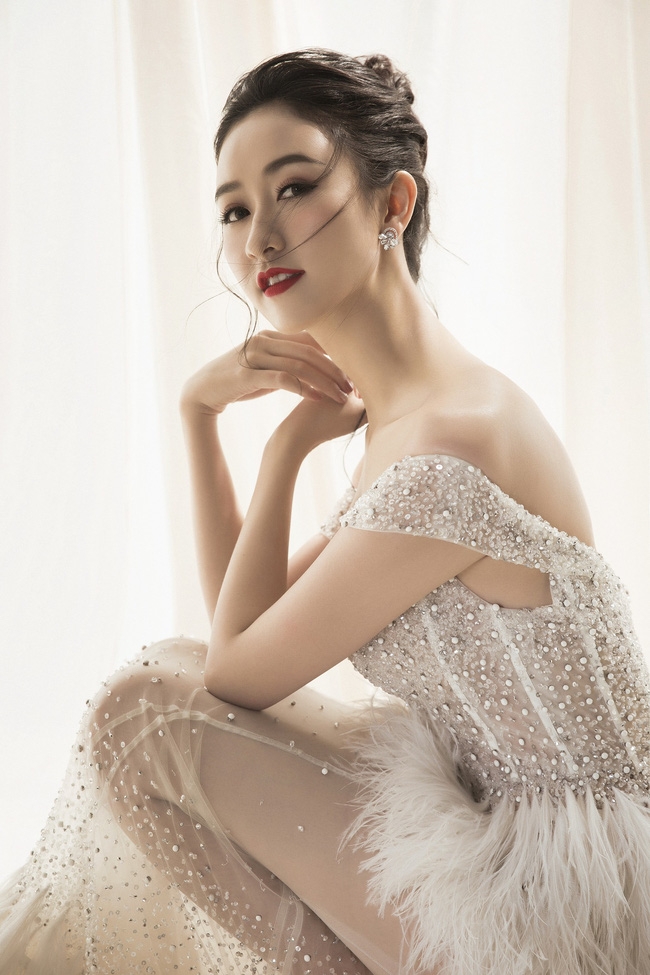 Á hậu Hà Thu ma mị, quyến rũ hút mắt nhìn chào năm mới - Ảnh 9.