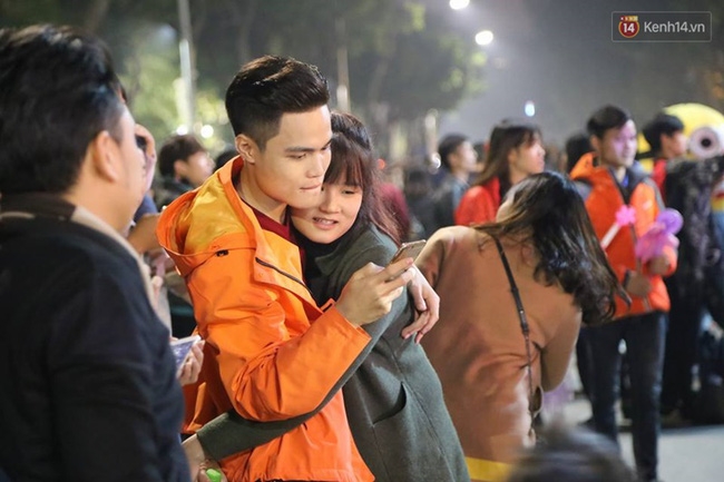 Chùm ảnh: Những nụ hôn rực rỡ trong đêm giao thừa đón năm mới 2017 - Ảnh 9.