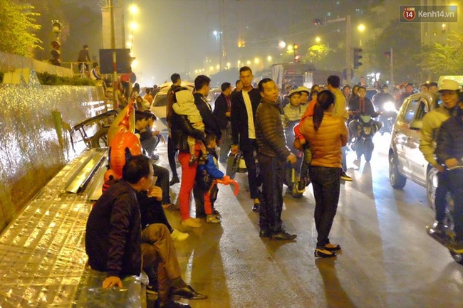 Hà Nội: Chờ cả tiếng đồng hồ vẫn không gọi được taxi về nhà sau đêm giao thừa - Ảnh 1.