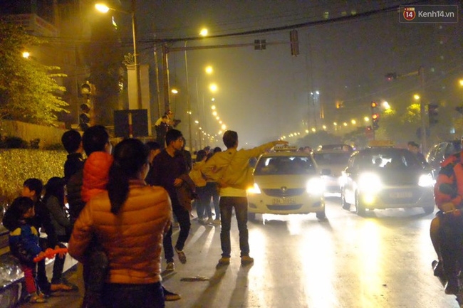 Hà Nội: Chờ cả tiếng đồng hồ vẫn không gọi được taxi về nhà sau đêm giao thừa - Ảnh 3.