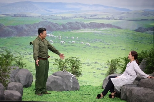 Hoài Linh không hài lòng vì người đẹp từ chối hôn Tự Long - 1