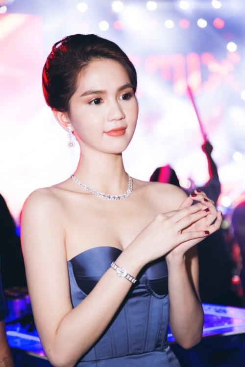Ngọc Trinh khoe kim cương do tỷ phú Hoàng Kiều mới tặng