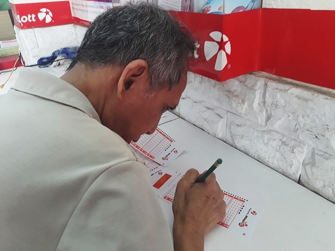 Nguoi Sai Gon mua ve so cau may dau nam, Ha Noi tho o hinh anh 1