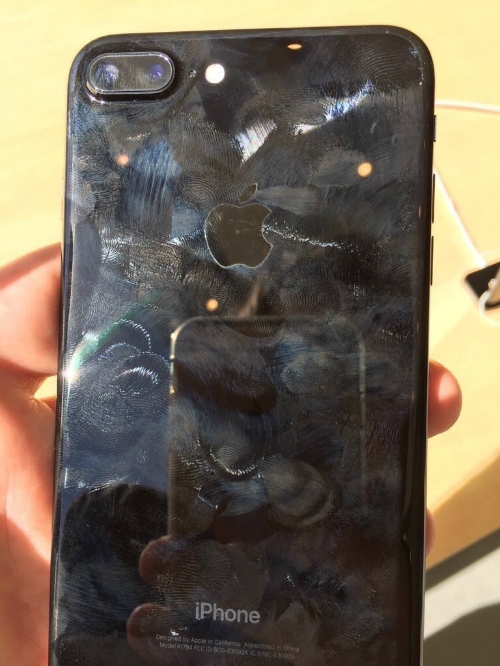 Hình ảnh iPhone 7 Jet Black được chụp tại một Apple Store tại thời điểm ra mắt sản phẩm.