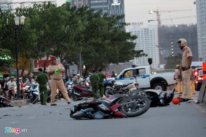 Oto tong 8 xe may o Sai Gon, nhieu nguoi bi thuong nang hinh anh 1