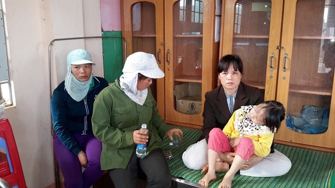 Mẹ con chị Mai tại trạm y tế xã Quang Sơn sau vụ tai nạn lật thuyền /// Ảnh: Phan Bá