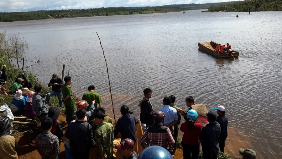 Lật thuyền trên hồ thủy điện: Chỉ nghe tiếng chồng hét 'ôm con...' rồi tắt lịm - ảnh 2