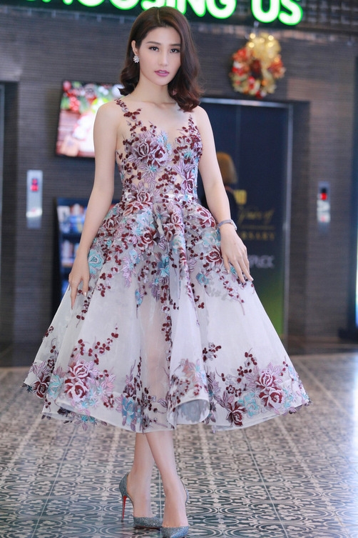 Ngọc Trinh đẹp nhất tuần với váy hở ngực và kim cương bạn trai tặng