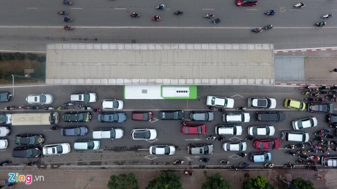 Buyt nhanh BRT bi bua vay sau ky nghi le hinh anh 2