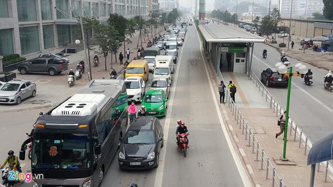 Oto xep hang dai, xe may lao vao duong buyt nhanh BRT hinh anh 2