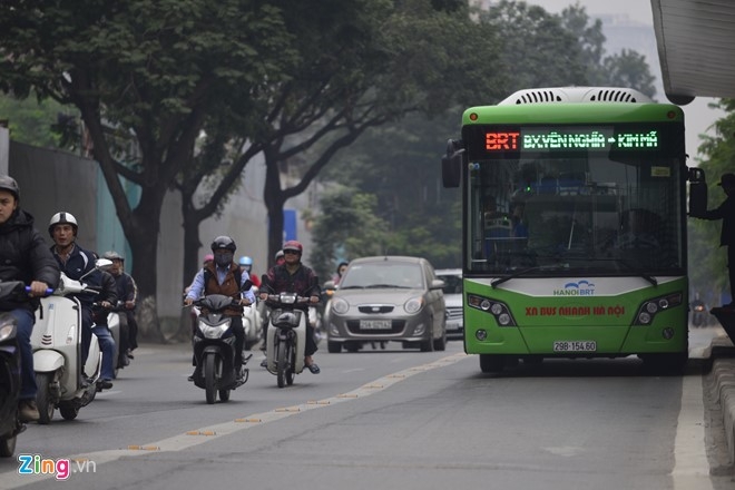 Oto xep hang dai, xe may lao vao duong buyt nhanh BRT hinh anh 3