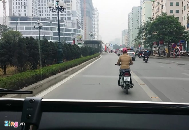 Oto xep hang dai, xe may lao vao duong buyt nhanh BRT hinh anh 6