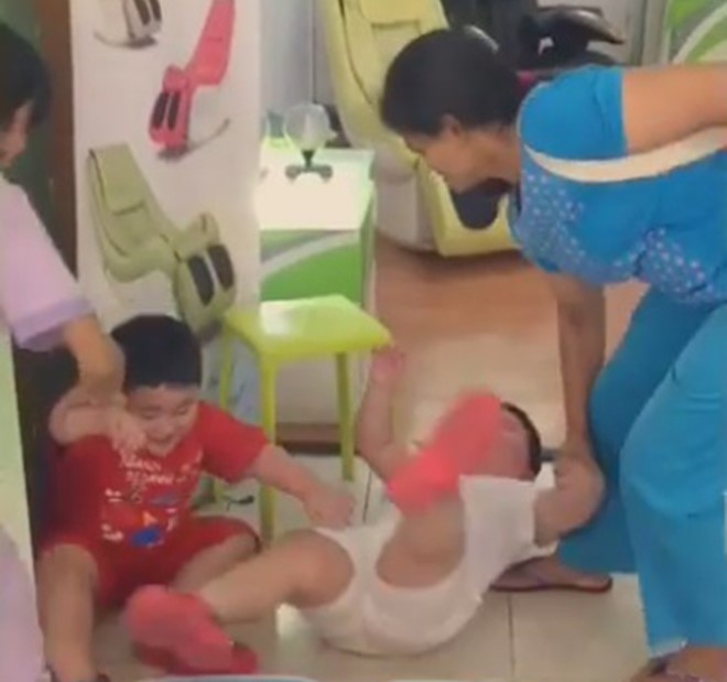 Cap song sinh mum mim tap the duc hut 3,8 trieu luot xem hinh anh 1