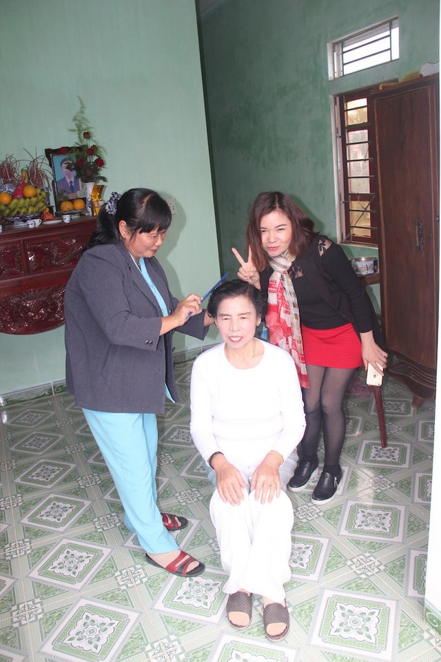  Cô dâu trang điểm chuẩn bị cho lễ cưới 