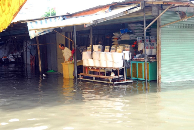 Việc kinh doanh, buôn bán của người dân ở chợ Ngã Tư Ga bị ảnh hưởng rất nhiều