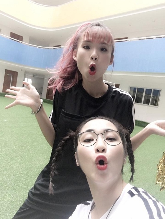 Hồ Ngọc Hà khoe vòng eo con kiến không kém Ngọc Trinh