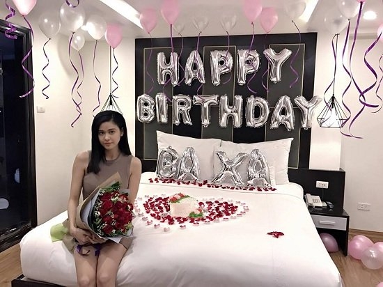 Hồ Ngọc Hà khoe vòng eo con kiến không kém Ngọc Trinh