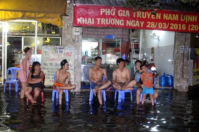 Nap cong bung trong dem, nha dan o Sai Gon chim trong nuoc hinh anh 3