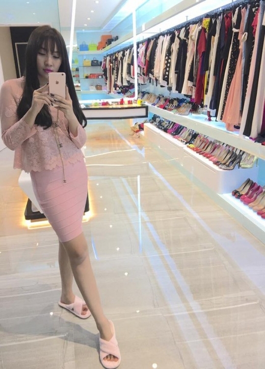 Gây choáng khi chi mạnh mua sim tiền tỷ, Ngọc Trinh giàu có đến cỡ nào? - Ảnh 3. Gây choáng khi chi mạnh mua sim tiền tỷ, Ngọc Trinh giàu có đến cỡ nào? - Ảnh 3.