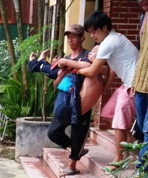 nam thanh nien vác 2 chai xang xong vao tru so cong an gay roi hinh anh 1