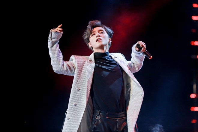 Son Tung M-TP lan dau mang hit 'Lac troi' len song truc tiep hinh anh 4