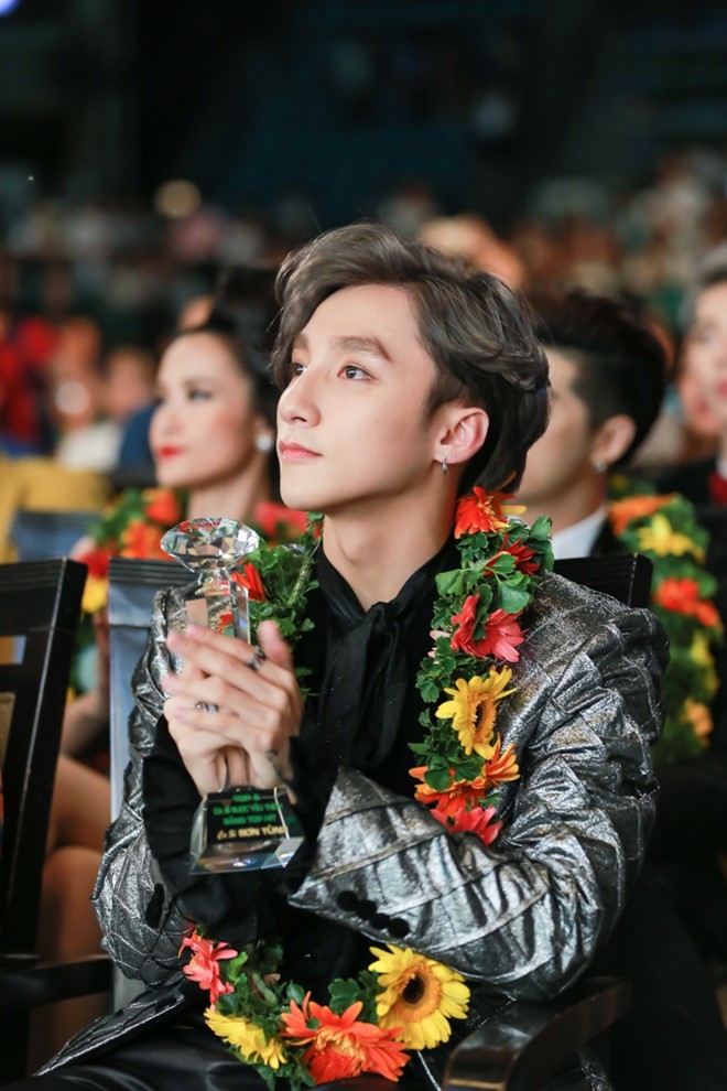Son Tung M-TP lan dau mang hit 'Lac troi' len song truc tiep hinh anh 6