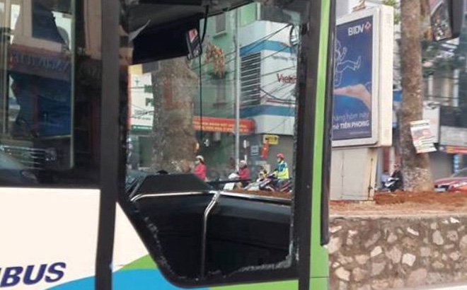 Xe taxi tạt ngang mũi khiến xe buýt nhanh vỡ tan cửa kính