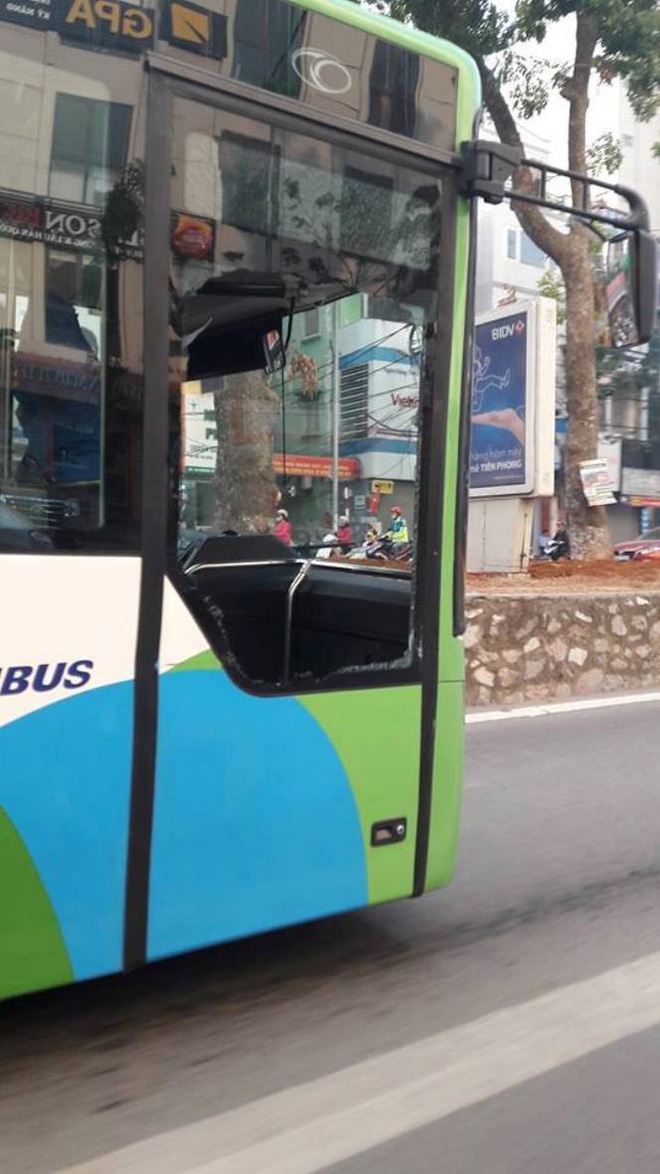 Xe taxi tạt ngang mũi khiến xe buýt nhanh vỡ tan cửa kính - Ảnh 1.