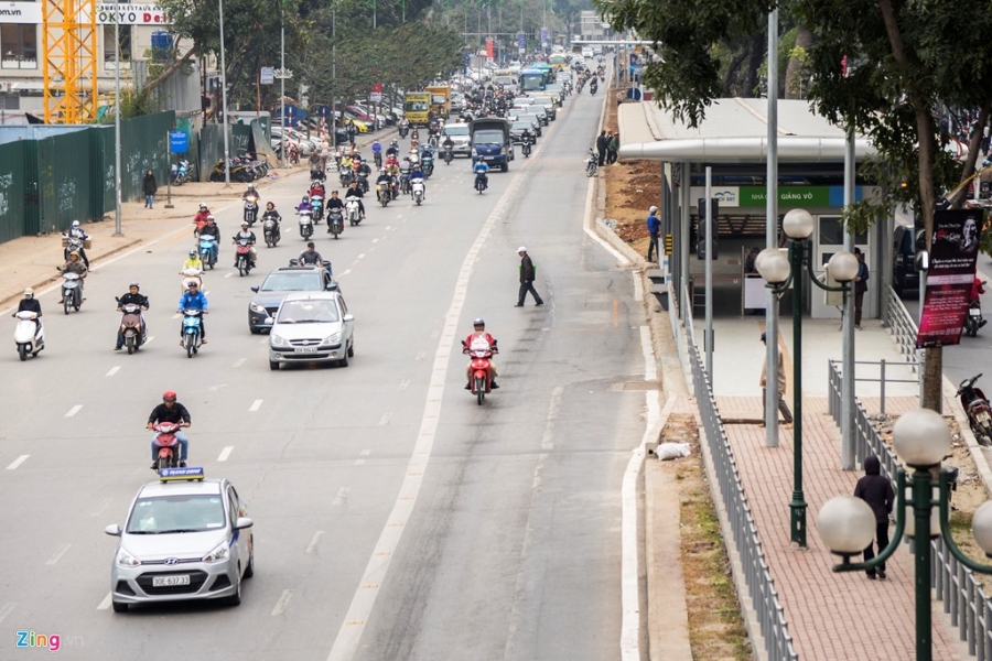 Hanh khach lung tung tim loi ra vao nha cho buyt nhanh BRT hinh anh 12