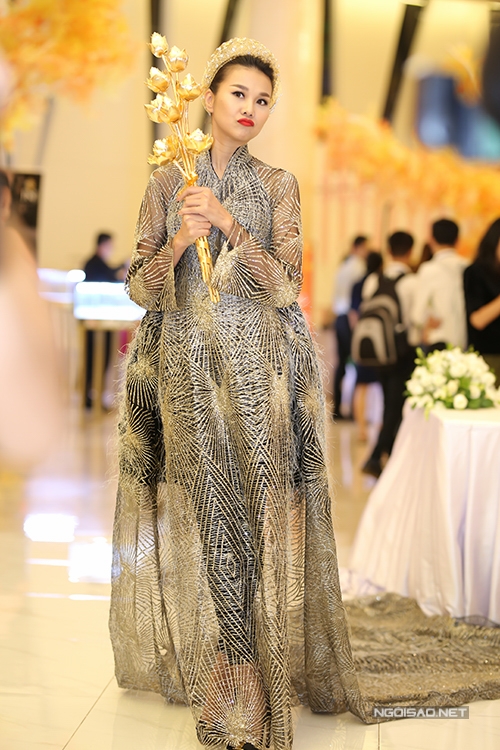 thanh-hang-om-bo-sen-bang-vang-tri-gia-hon-2-ty-2