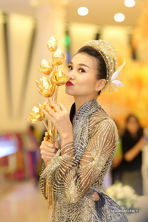 thanh-hang-om-bo-sen-bang-vang-tri-gia-hon-2-ty-3