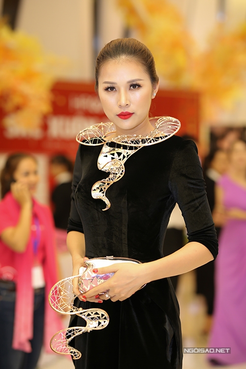 thanh-hang-om-bo-sen-bang-vang-tri-gia-hon-2-ty-7