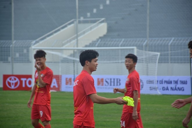Cong Phuong lanh lung trong buoi tap cuoi cua HAGL hinh anh 8