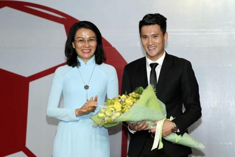 Cong Vinh me lam sep hon cau thu