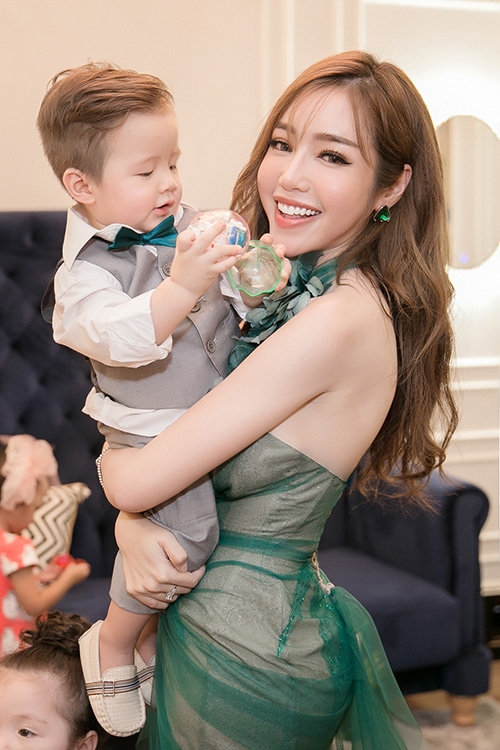 elly-tran-lan-dau-dua-ca-hai-con-di-su-kien-3