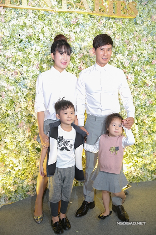 elly-tran-lan-dau-dua-ca-hai-con-di-su-kien-6