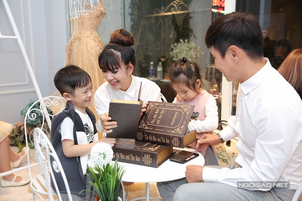 elly-tran-lan-dau-dua-ca-hai-con-di-su-kien-7