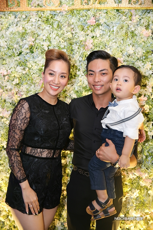 elly-tran-lan-dau-dua-ca-hai-con-di-su-kien-8