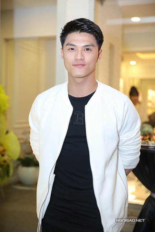 elly-tran-lan-dau-dua-ca-hai-con-di-su-kien-11